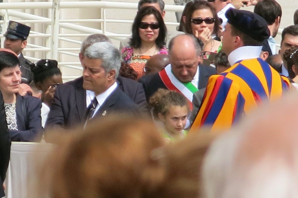 Il Sindaco e una bambina aspettano il passaggio del Papa per il saluto